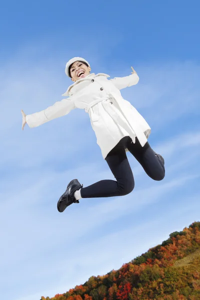 Femme bondissant dans le parc d'automne — Photo