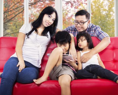 Dijital tablet üzerinde oyun oynamaya aile