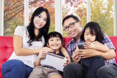 mutlu bir aile ile evde dijital tablet
