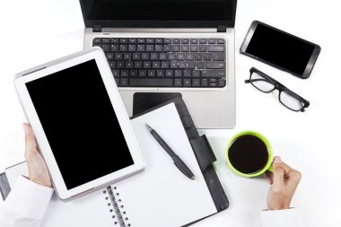 Dijital tablet ve kahve tutan eller