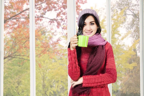 Aziatische vrouw drinken warme cappuccino — Stockfoto