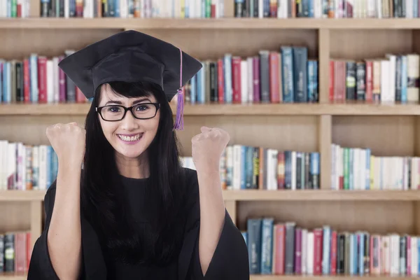 Asian graduate celebrate graduation 1 — Stock Photo, Image