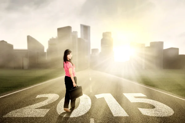 Hermosa mujer en el camino hacia el futuro — Foto de Stock