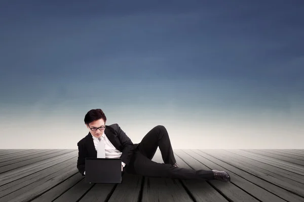 Empresario escribiendo en el ordenador portátil al aire libre — Foto de Stock