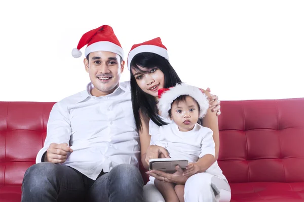 Familia navideña usando una tableta — Foto de Stock