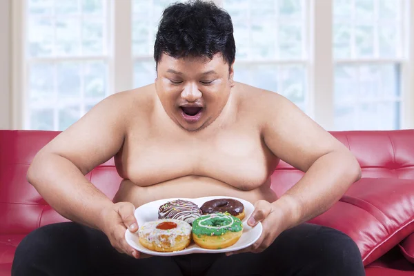 Hombre gordo alegre mirando donuts 2 — Foto de Stock