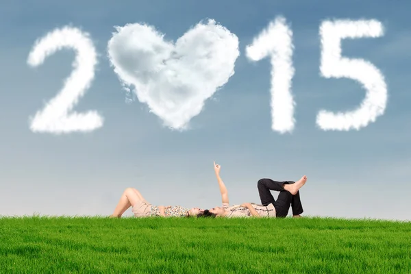 Pareja bajo la nube 2015 — Foto de Stock