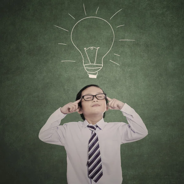 Close-up business kid thinking and drawn bulb — Stock Photo, Image