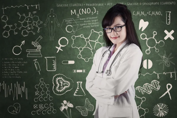 Médico femenino en laboratorio —  Fotos de Stock