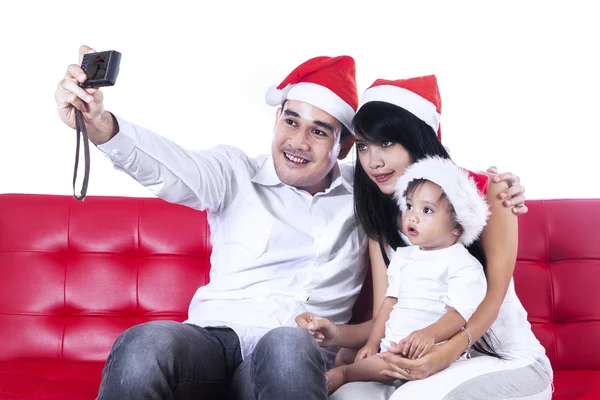 Père prenant une photo de famille — Photo