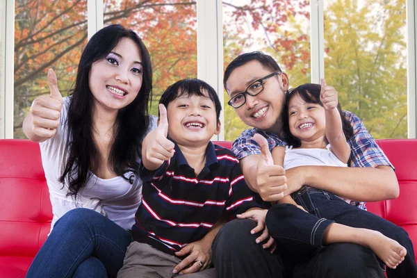 Familia mostrando tumbas en la cámara — Foto de Stock