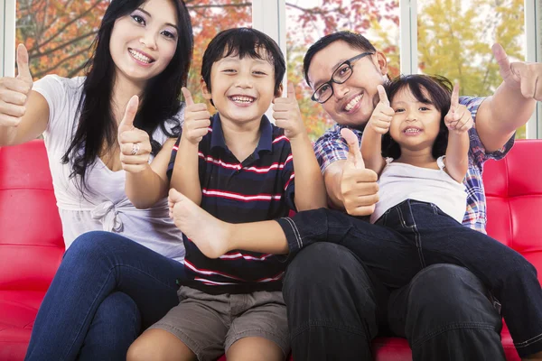 Famiglia ispanica dando pollici in su — Foto Stock