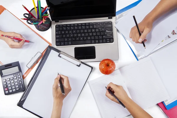 Hoge hoekmening van student handen studeren 1 — Stockfoto