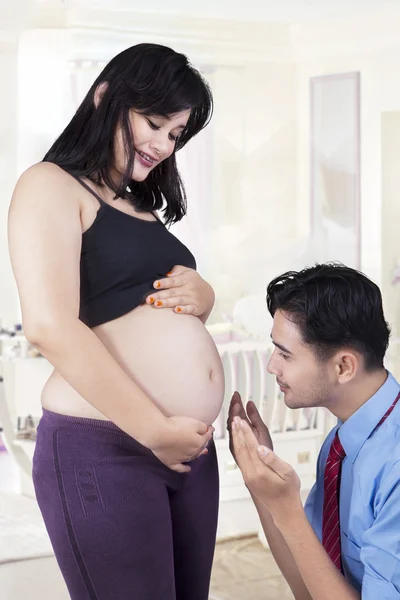 Glücklicher Vater, der für sein Baby betet — Stockfoto