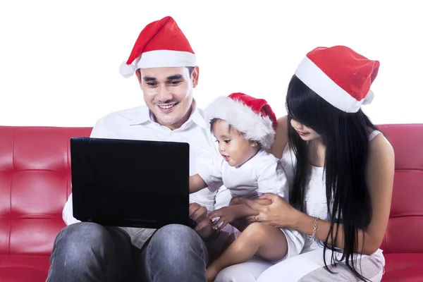 Família feliz jogando com laptop — Fotografia de Stock