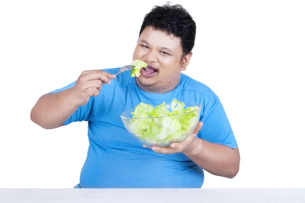 Otyły człowiek spożywa sałatka dieta — Zdjęcie stockowe