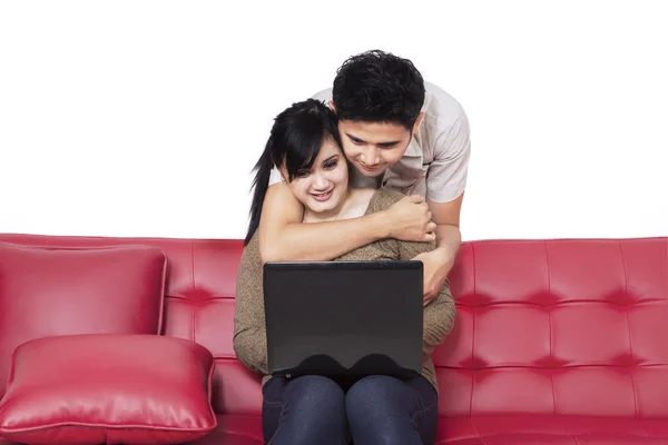 Casal jovem surfar internet em casa 2 — Fotografia de Stock