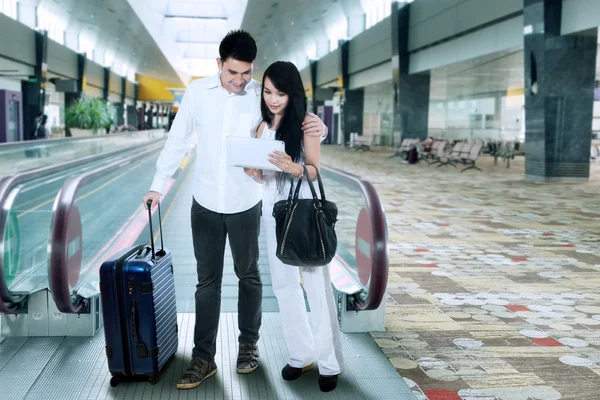Jovem casal de pé no aeroporto — Fotografia de Stock