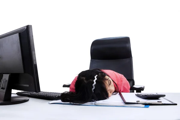 Mulher dormindo no trabalho — Fotografia de Stock