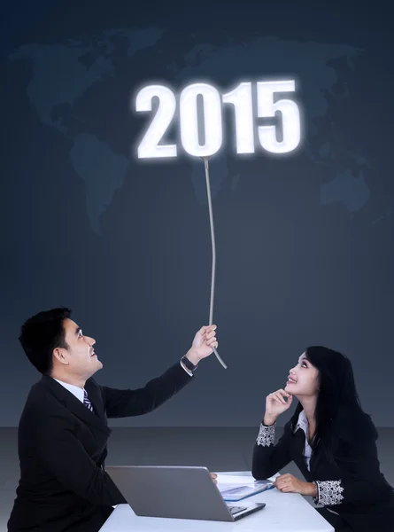 Business team pull number 2015 in office — Stock Photo, Image