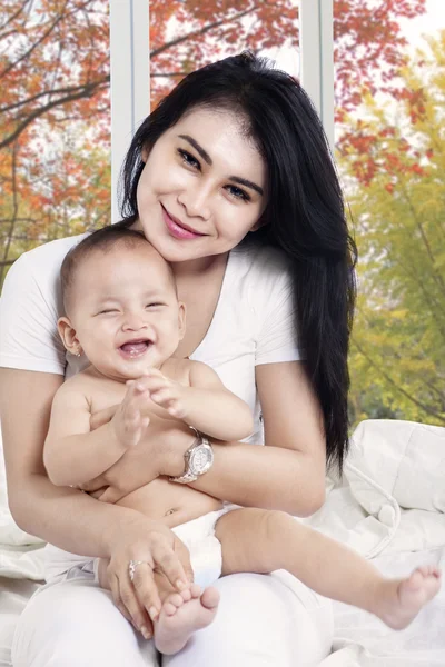 Bonito bebê menina e sua mãe — Fotografia de Stock