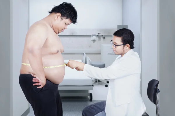 Médico examinando una obesidad paciente —  Fotos de Stock