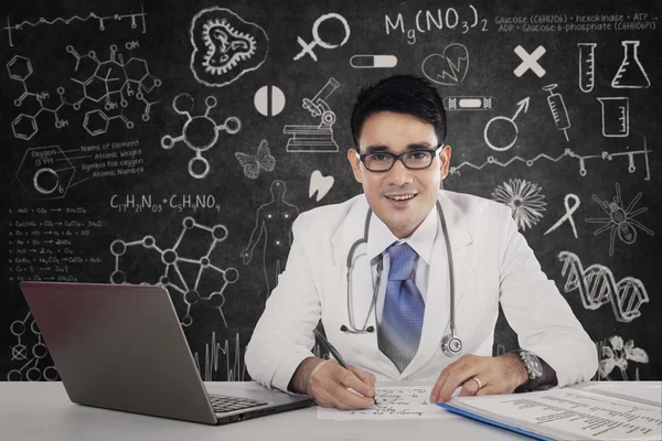 Doctor smiling at camera — Stock Photo, Image