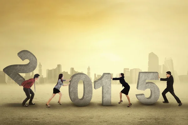 Group of businesspeople arrange number 2015 — Stock Photo, Image