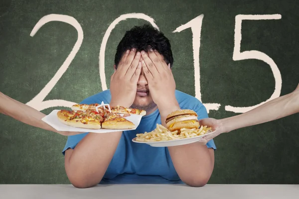 Nadwagą mężczyzna uniknąć junkfood w 2015 roku — Zdjęcie stockowe