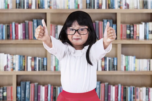 Vackra skolflicka i biblioteket — Stockfoto