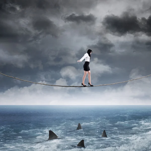Bedrijfsrisico met vrouw op het touw — Stockfoto