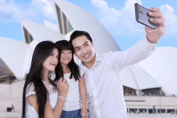 Family taking picture in sydney — Stock Photo, Image