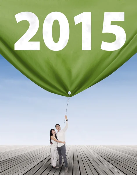 Lyckliga paret att dra nummer 2015 — Stockfoto