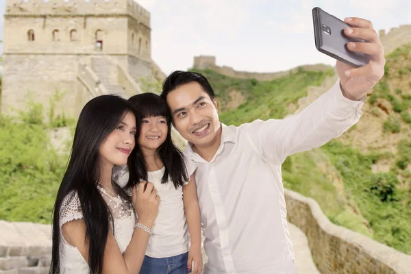 Familia feliz tomando fotos en la Gran Muralla — Foto de Stock