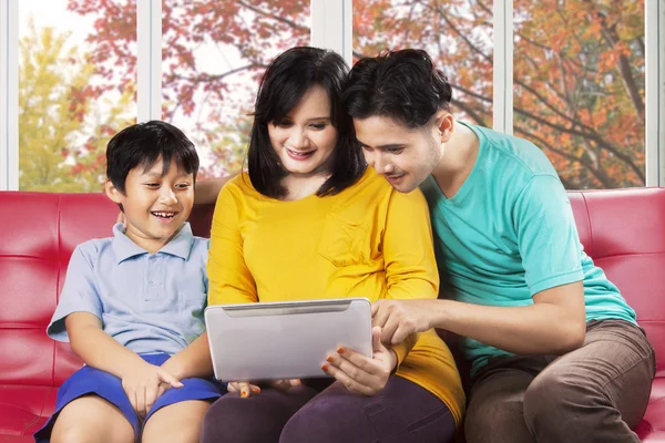 Família hispânica usando tablet digital — Fotografia de Stock