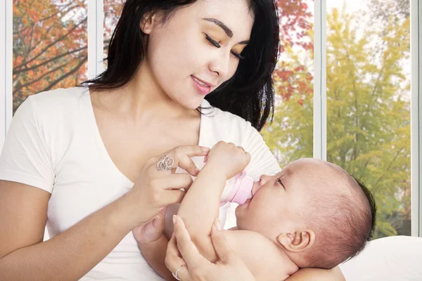 Madre ispanica che nutre suo figlio — Foto Stock