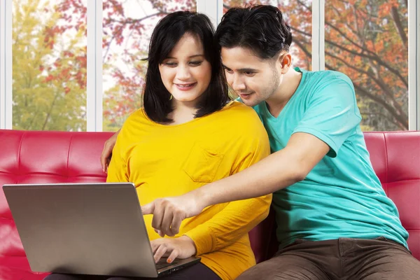 Hispanic zwangere vrouw en haar man — Stockfoto