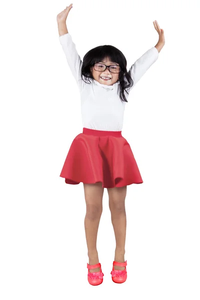 Kleines Mädchen springt im Studio — Stockfoto