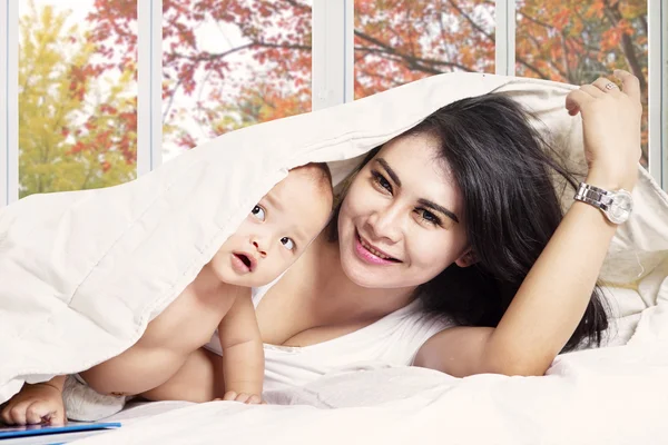 Beau bébé et mère dans la chambre — Photo