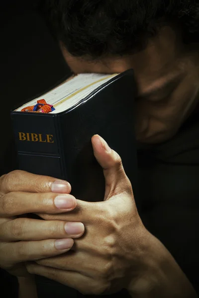 Homem orando com a Bíblia — Fotografia de Stock