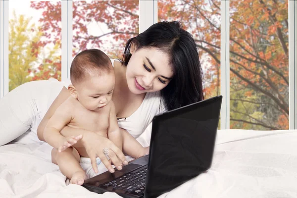 Matka i jej dziecko korzysta z laptopa — Zdjęcie stockowe