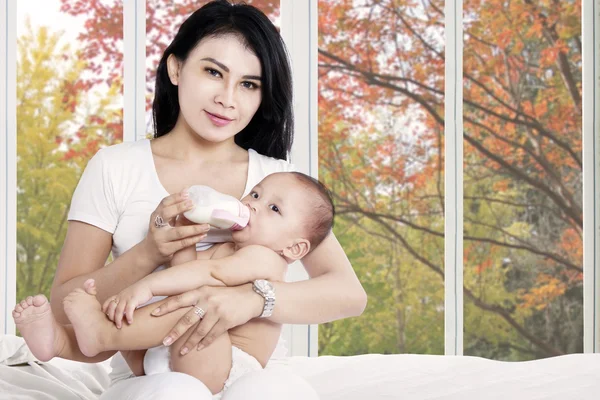 Mãe bebê alimentando com leite mamadeira — Fotografia de Stock