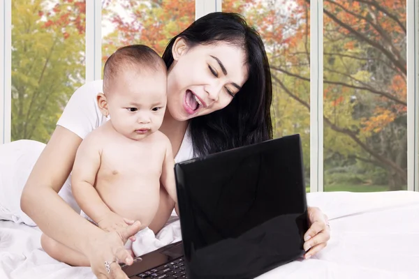 Mãe com sua filha e laptop — Fotografia de Stock