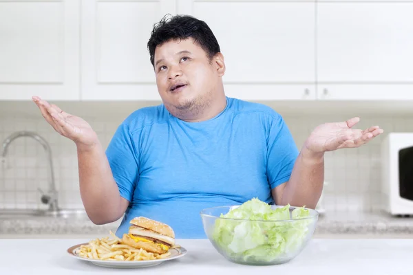 Persona con sobrepeso con dos tipos de alimentos 3 — Foto de Stock