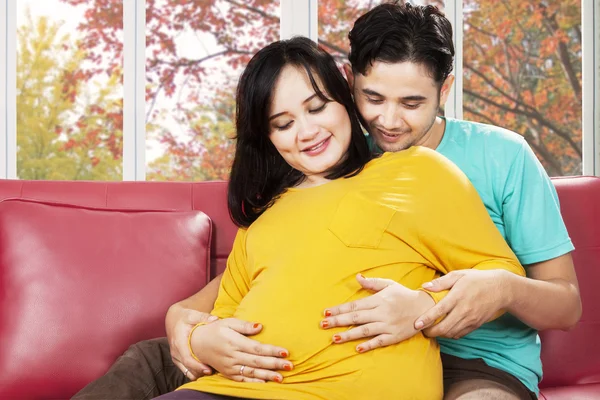 Ouders tonen van zorg aan hun baby — Stockfoto