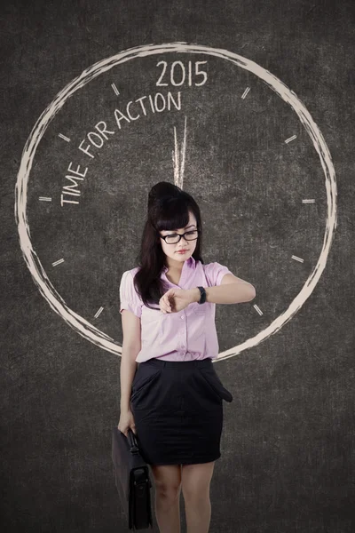 Mujer con tiempo para la acción en 2015 — Foto de Stock