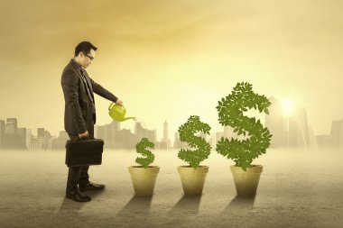 Kişi sulama para ağacı açık havada