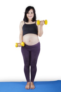 Hamile kişi egzersiz dumbbells ile