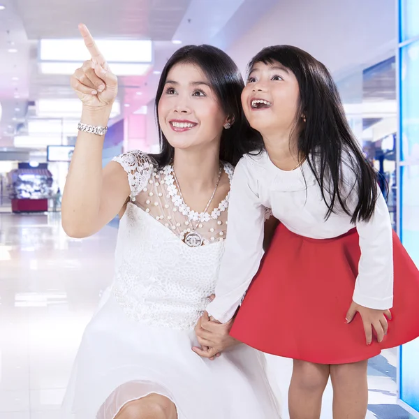 Ragazza stupita guardando qualcosa al centro commerciale — Foto Stock