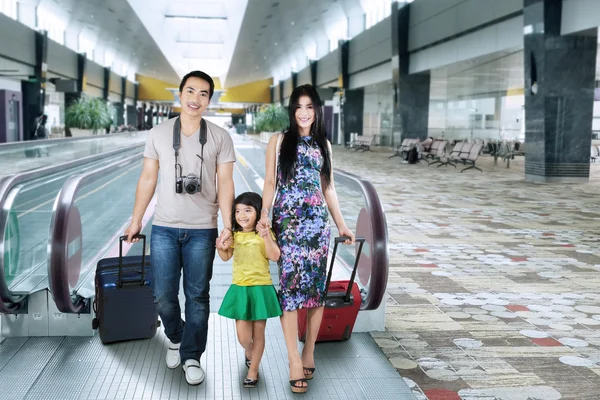 Asiatische Touristen kommen am Flughafen an — Stockfoto